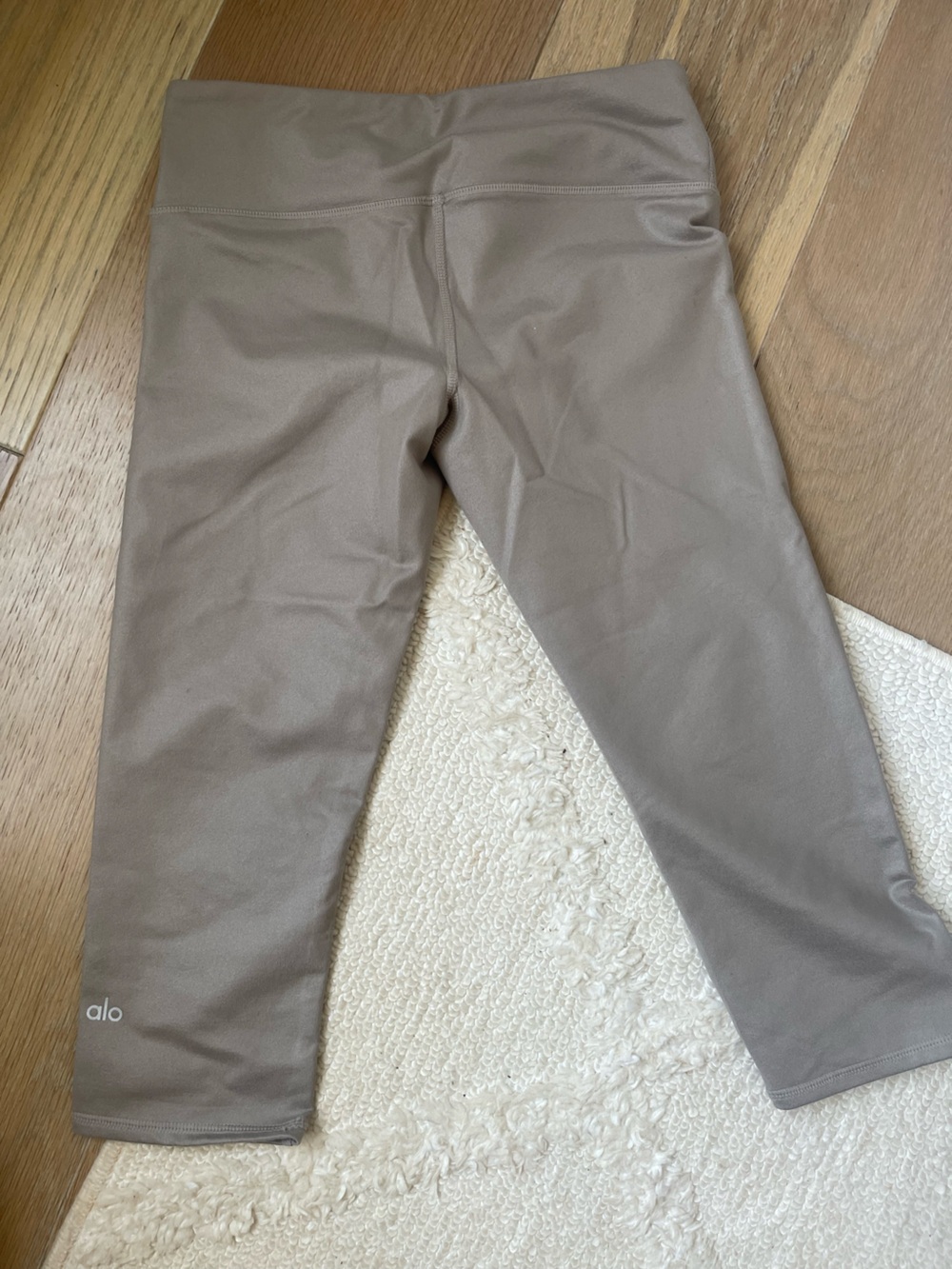 ALO Yoga Cropped Leggings in Taupe